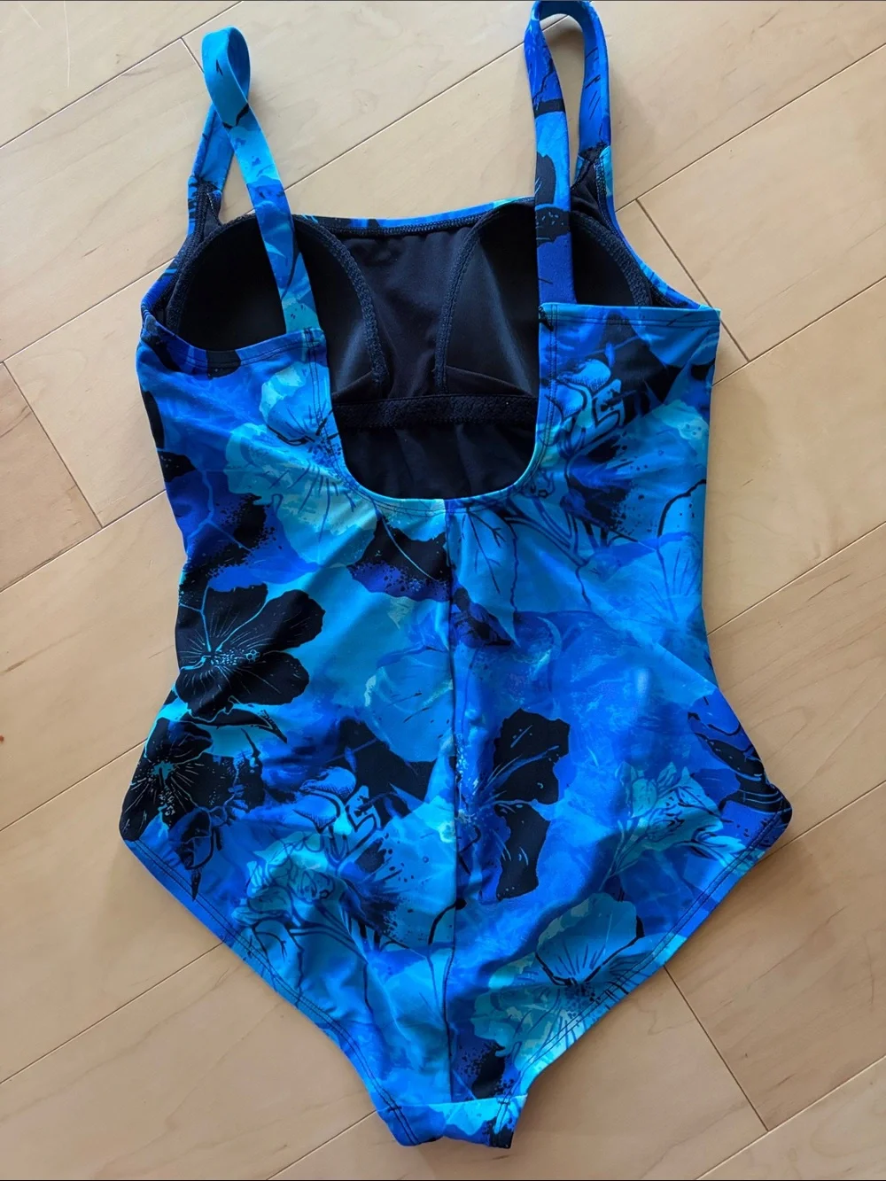 Speedo women size 14  like new  Dark blue light blue design
